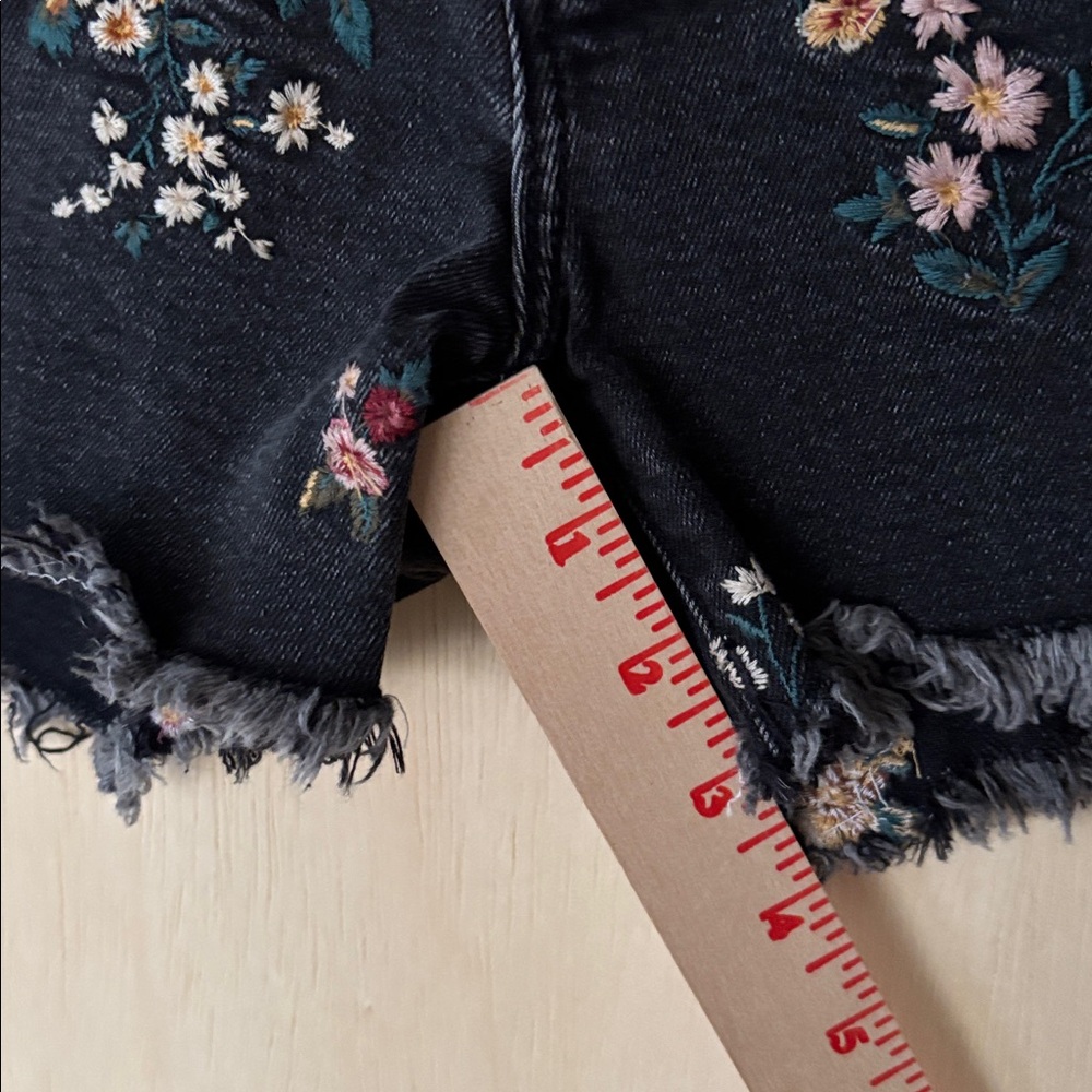 Driftwood Connie Black Denim Floral Embroidered Cutoff Shorts boho/festival 25 - Picture 7 of 8